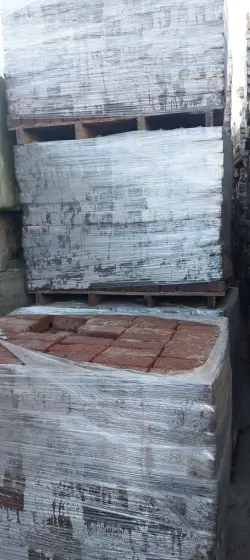 Oude dikformaat rood op pallets mooi afgesleten. 